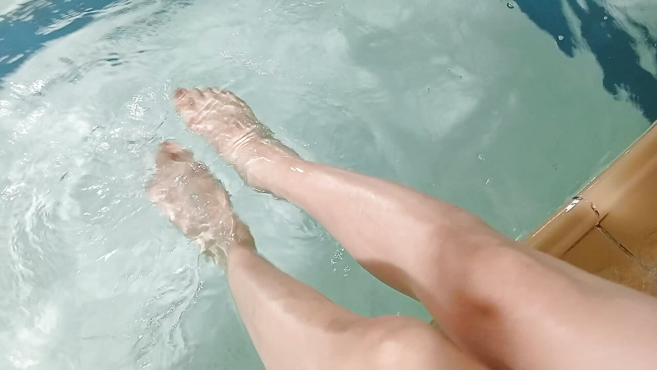 Γιαπωνέζα milf δίπλα στην πισίνα