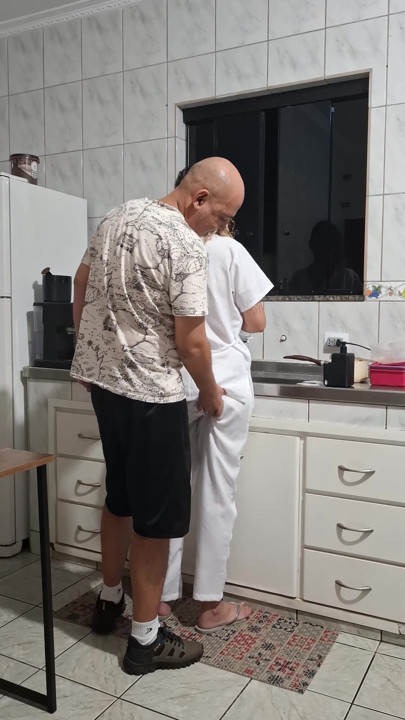 La criada fue follada por el culo en la cocina mientras lavaba los platos. | Clip 1