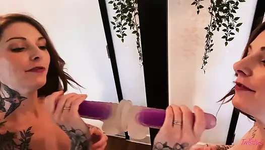 Twistys - mürekkepli Penny Archer aynada kendisiyle oynuyor