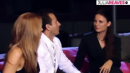 Девушка стонет, пока два огромных члена жестко толкают ее тугую киску