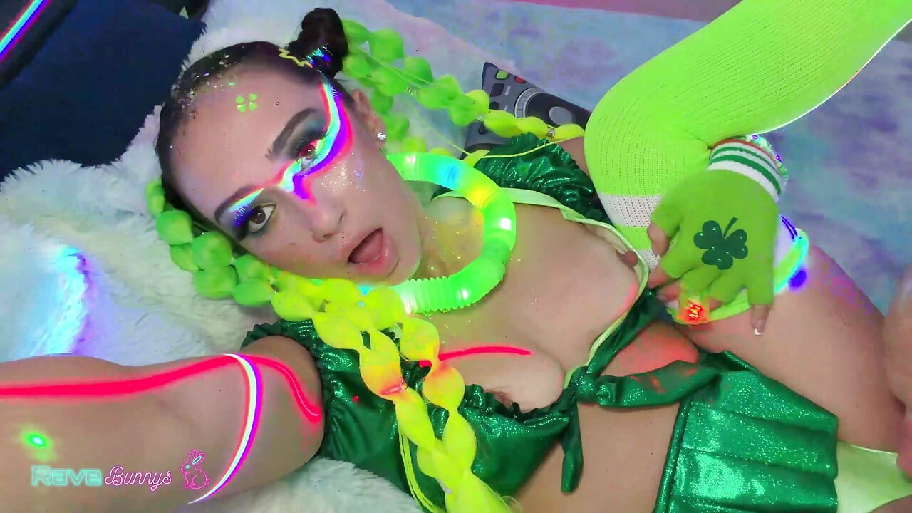 Lily Jordan теряется в дикую ночь неонового и грязного удовольствия!