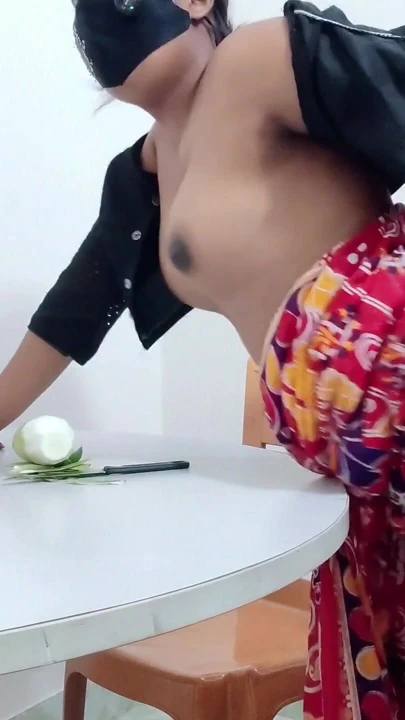 和我饥渴的继母在桌子底下做爱 | 短片 2