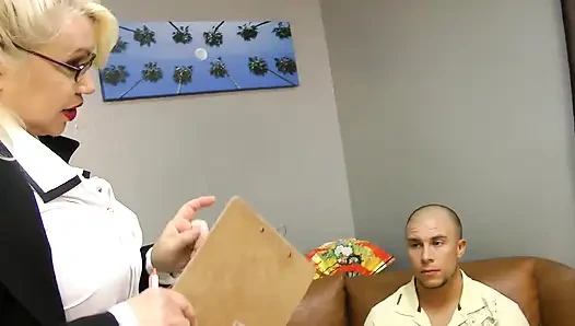 Дама-толстушка-блондинка жестко доит его своими большими сиськами