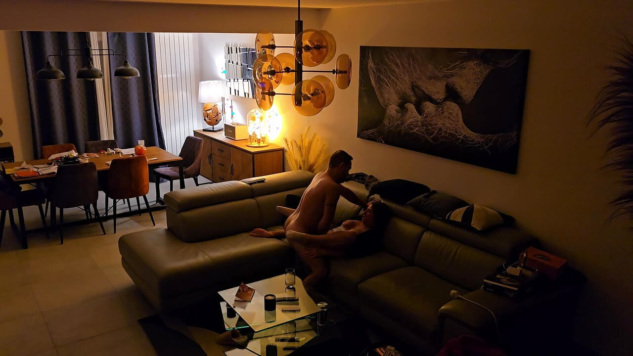 Pego na sala de estar quando chegou em casa do trabalho