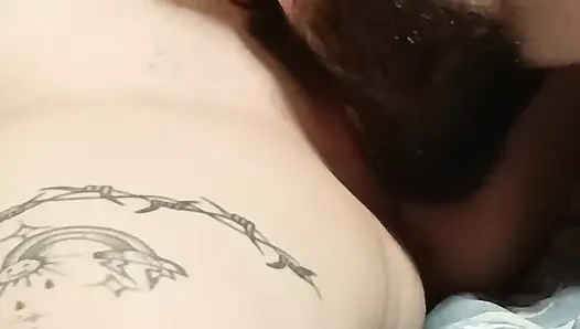 Bärtiger mann leckt behutsam muschi zum orgasmus