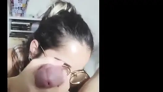 White W ofc - istri nakal ini lagi asik nyepong kontol besar pria kulit putih pagi-pagi