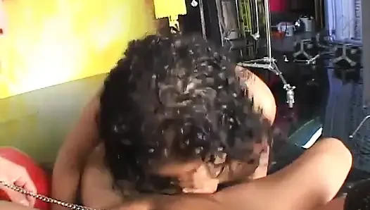 Junges schwarzes teen gibt einem weißen harten schwanz einen erstaunlichen blowjob
