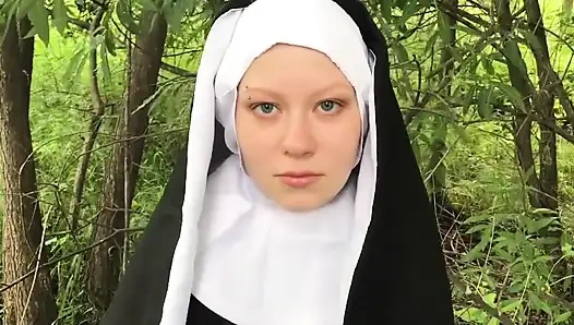 Vilu vidish si biarawati mesum lagi asik nyepong kontol di hutan