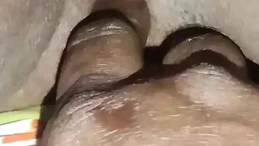 Aku mengambil madu dari vagina ibu tiriku.