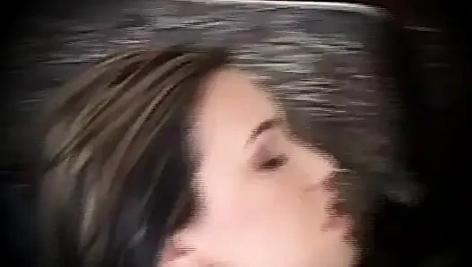 Mädchen mit piercings auf titten und muschi lutscht und bringt großen schwanz zum kommen