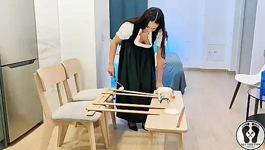 Австрийская женщина в Dirndl становится грязной