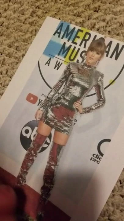 Taylor Swift AMA dress cum tribute