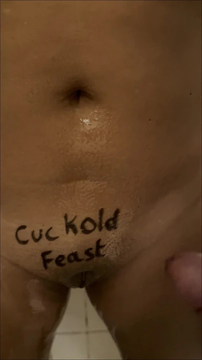 你的壮男把尿在你老婆的阴户上