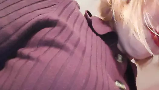 Блондинка очень хорошо мастурбирует