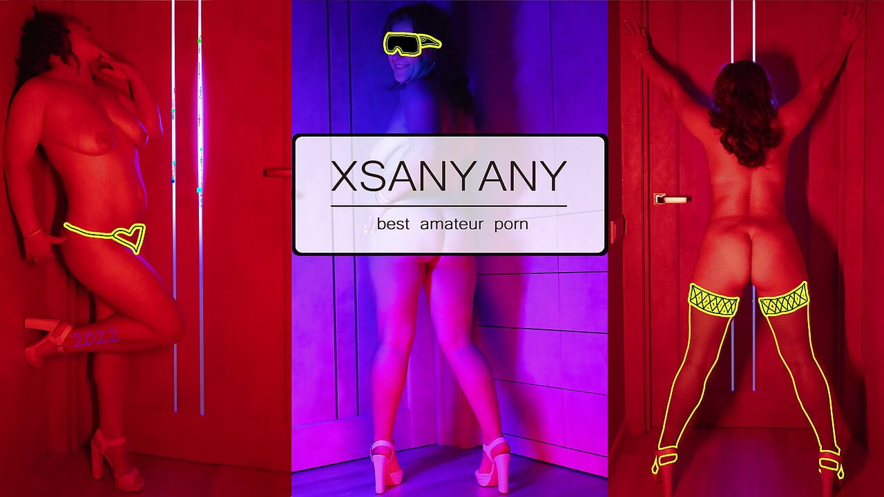 Tolong setubuhi aku di atas meja dan muncrat di stokingku!