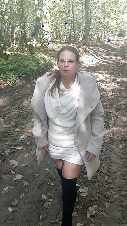 Jade shows off in the wood with the strangers