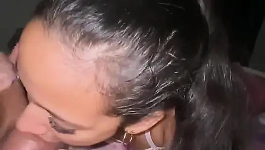 Dia membuatku mengisap pantatnya sehingga dia membiarkanku pergi ke gym seperti itu