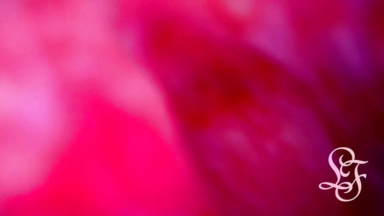 Assistindo minha ventre cheia de saliências para fora da minha barriga
