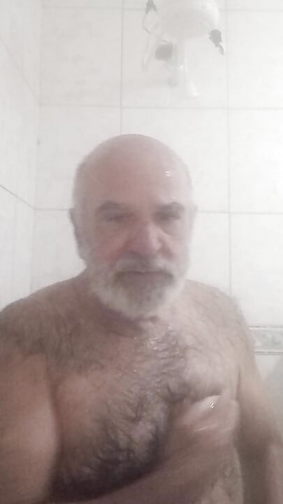 DLAKAVA SISATA ŽENA SE TUŠIRA
