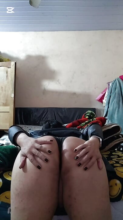 Berseronoklah dengan perempuan murahan berpantat besar ini