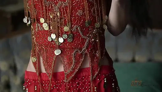 Minnie Boom жадно раздвигает ноги широко и страстно трахает пальцами ее текущую мокрую бритую киску с диким отказом.