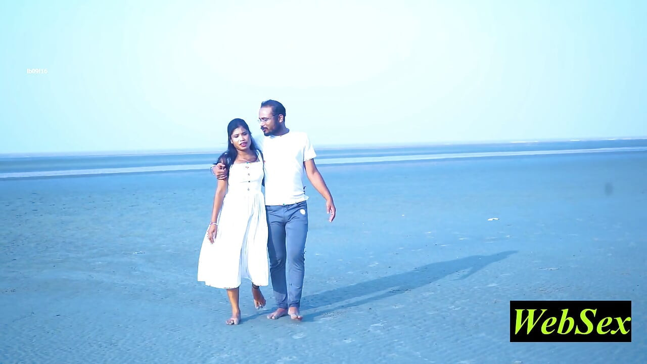 Pasangan kekasih india lagi asik kencan di pantai laut! Romantis Sex