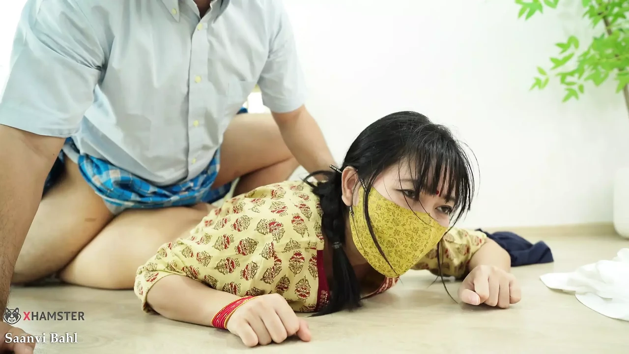 18 岁的印度女孩喜欢在她工作时玩重口味性爱