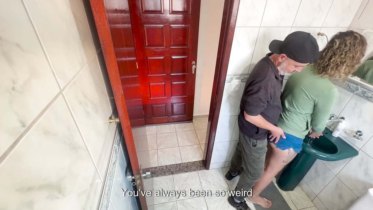 O rudă își freacă nepoata vitregă în baie.