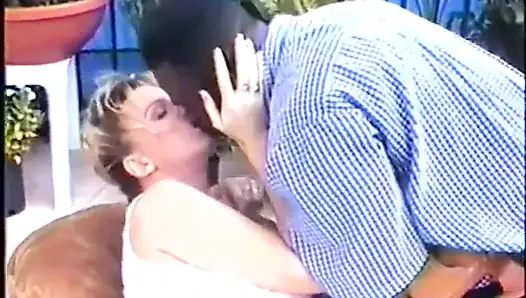 Sarışın orta yaşlı seksi kadında büyük zenci yarağı