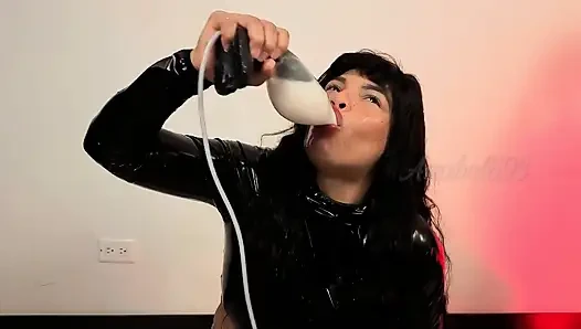 Kondom Fetish Lateks Di Mulut Saya, Saya Menelan Mainan Dengan Kondom Dan Meledakkan Air Mani