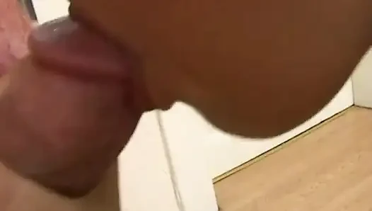 Azgın sürtük geniş açıyor ve sert yarağı sıcak ıslak ağzına alıyor