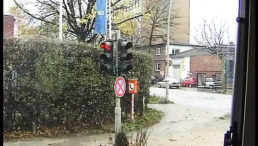 Sarışın genç kız üçlü grup sekste arabada sikiliyor