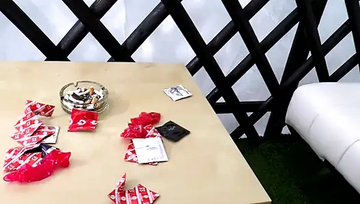 Tätowierte Hottie Nimmt Einen Halsfick Und Reitet Dicken Schwanz Hart