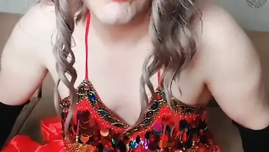 Kırmızı baştan çıkarıcı elbiseli göbek dansçısı kadın