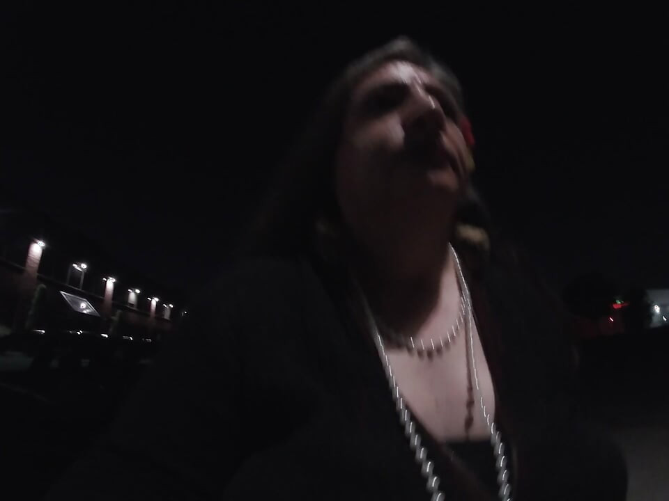 BimBo zrela TV je na otvorenom i traži kurčeve do zadovoljstva