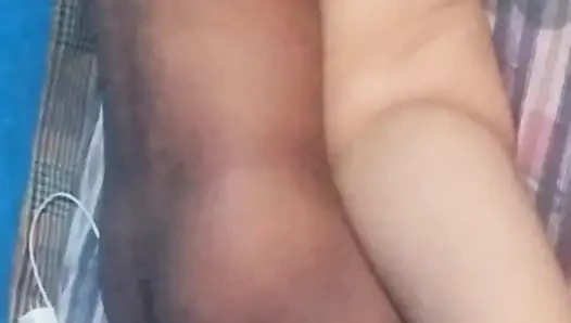 Kayınbiraderi eve girerken baldızının yalnız olduğunu gördü. Onu yalnız görünce onu sikti.