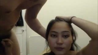 Meisje geniet van haar vriendje lul op camshow