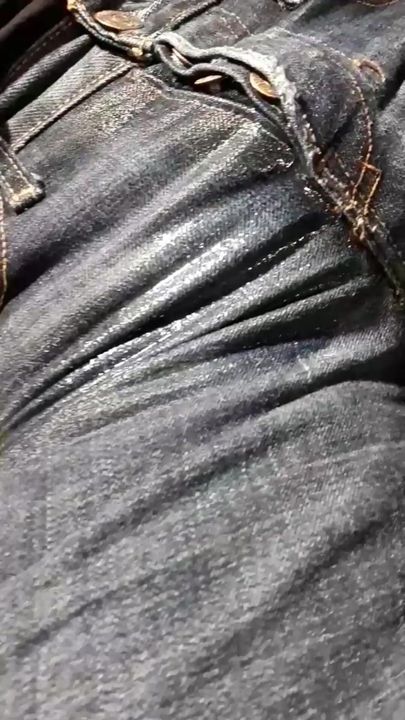 Mijo em close up de jeans apertados