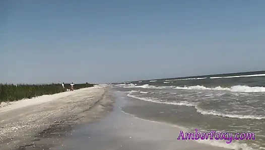 Tante nakal nyepong kontol di pantai umum.