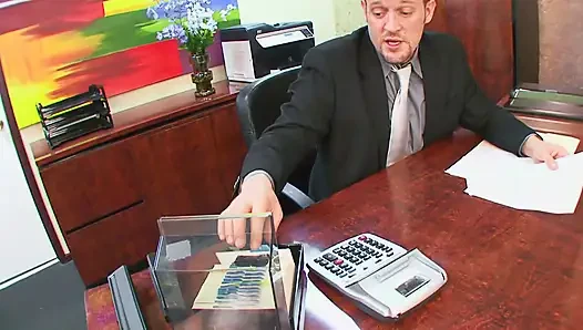 Сексуальная секретарша обожает жесткий секс