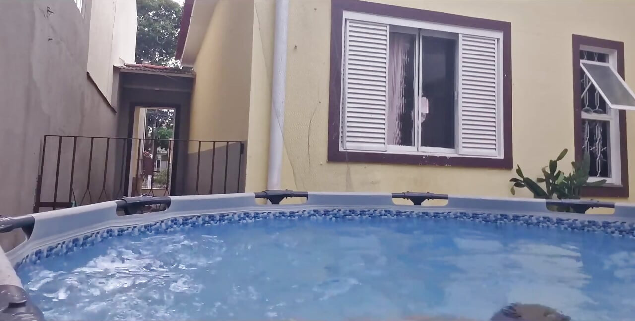 Sua vizinha nua se exibindo na piscina