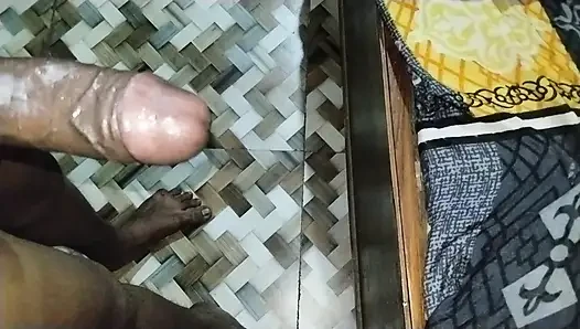 Dışarıdaki dünya solmuş gibi görünüyordu, yağmurun yumuşak uğultusunu pencereye karşı bırakırdı. İçeride, hava sıcaktı.
