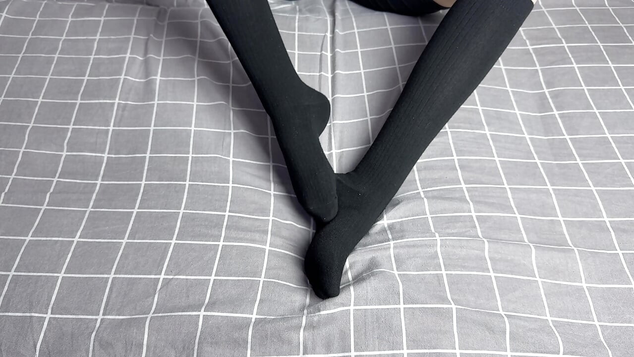 Tylko ty i kochanka w długich czarnych skarpetkach