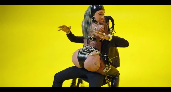 Cardi B show her big ass !! 26.04.2019