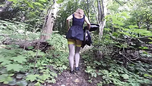 Голая киска в лесу