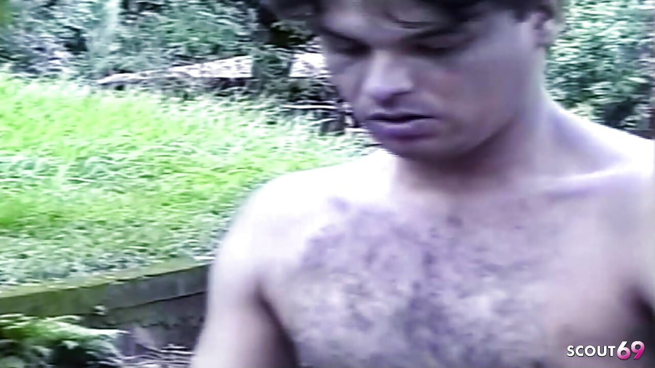 Мужик трахает шмеля в тугое очко и кончает на улице