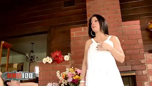 Edepsiz orta yaşlı seksi kadın için 2 yarak