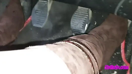 Erkek delisi kırmızı yüksek topuklu çizmeler içinde sürüyor