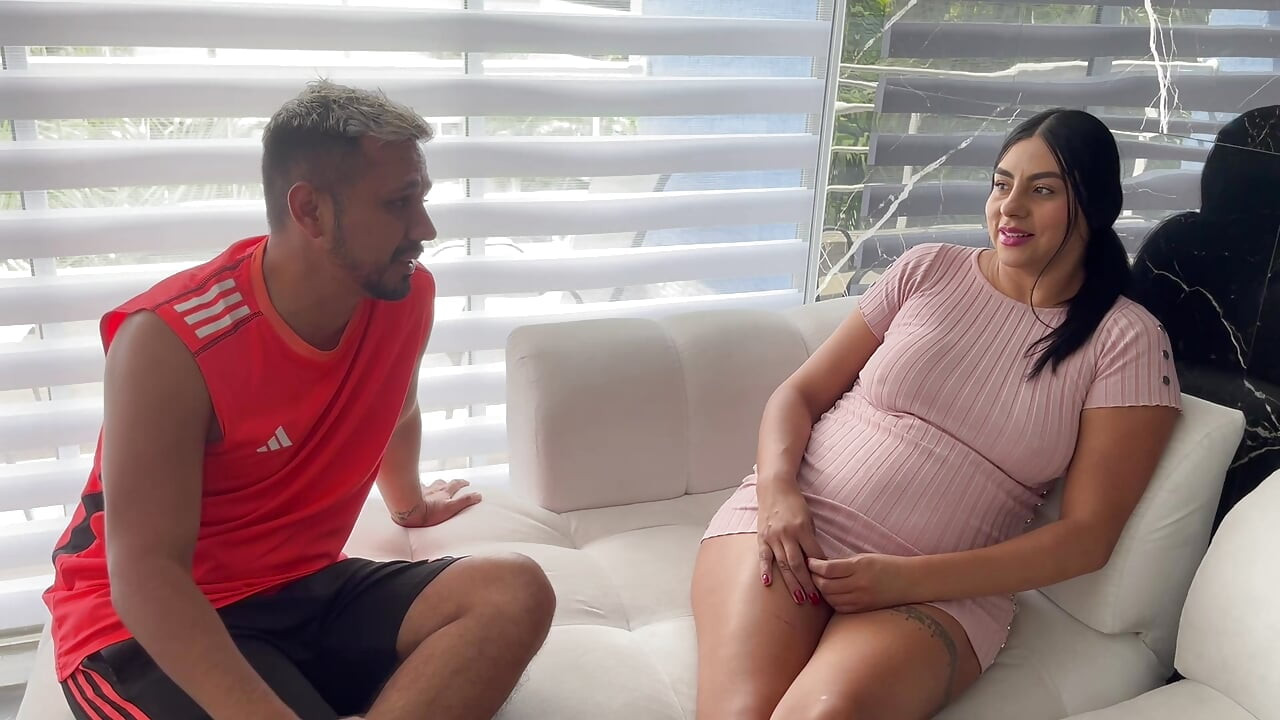Tinder date finisce in un trio con due donne in gravidanza, le loro fighe erano molto bagnate e strette.