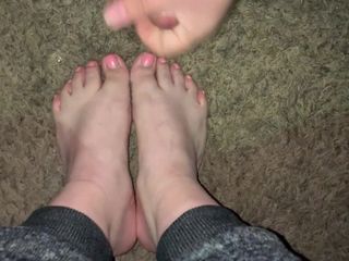 Lekker pov klaarkomen over de sexy voeten van een latina hoer
